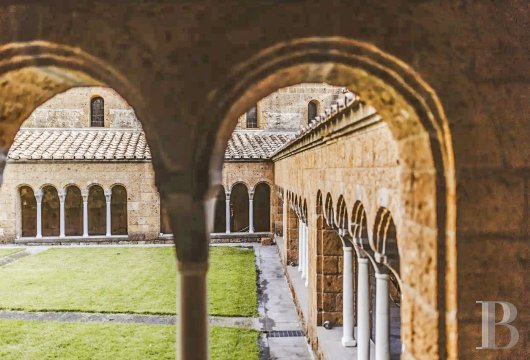 En Italie, au sud de Tuscania dans la province de Viterbe, une ancienne abbaye cistercienne réhabilitée au tournant du siècle - photo  n°2